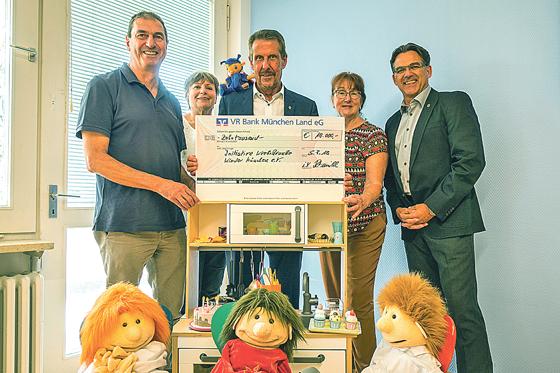 Hans Kiel (Vorstandsvorsitzender der Initiative krebskranke Kinder, links) dankte den Vertretern des Aschheimer Lions Clubs für die großzügige Spende von 10.000 Euro.	F.: Verein