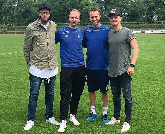 Abteilungsleiter Matthias Schmidt (2.v.l.) mit dem neuen Trainerteam (v.l.): Maximilian Kratzel (sportlicher Leiter), Tim Müllmaier und Tobias Grill (Trainergespann).