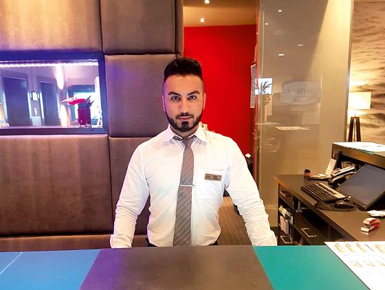 Aus Syrien geflüchtet, arbeitet Rony heute als Hotelfachmann.	Foto: privat