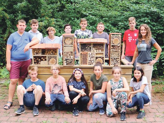 Die engagierten Schüler und Lehrerinnen mit den selbstgebauten Insektenhotels.	Foto: VA