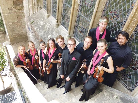Das Kammerensemble Violinissimo im Bishop’s Palace im südenglischen Wells. In der Stadt haben die Musiker aus Erding das Publikum zu Begeisterungsstürmen hingerissen.	VA