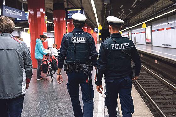 Ein Münchner fotografierte in der S-Bahn eine Frau unter dem Rock. Zeugen erkannten die Handlung und informierten das Opfer und die Polizei.	 Symbolfoto: Bundespolizei