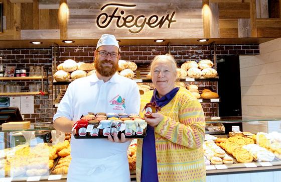 Werner Fiegert und Helene Nestler zeigen die selbstgemachten Marmeladen, die nun in vier Fiegert-Filialen verkauft werden. 	Foto: privat
