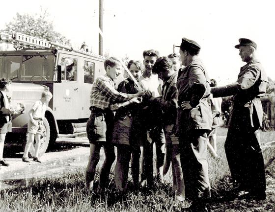 Die Ausbildung der Jugendfeuerwehr begann im Mai 1958 - noch ohne Schutzkleidung. Dafür waren die Burschen mit Spaß und Eifer dabei.	Foto: Archiv FFO