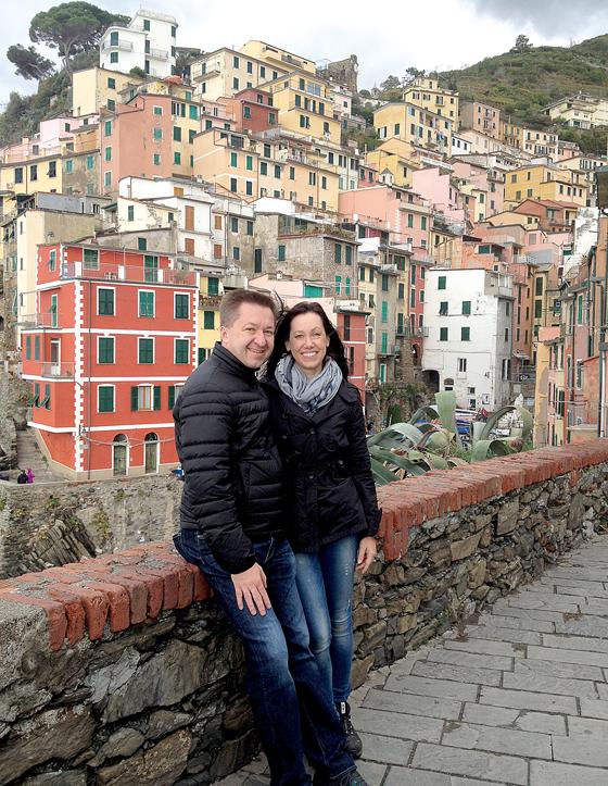 Autorin Stefanie Gregg auf Recherchereise im italienischen Manarola, bei der sie, wie immer, ihr Mann Mark begleitete.