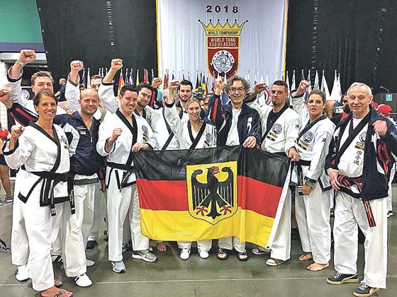 Stolz hissen sie die deutsche Flagge in den USA: Die Tang Soo Do-Sportler aus Neufahrn und anderen Orten. 	Foto: Verein