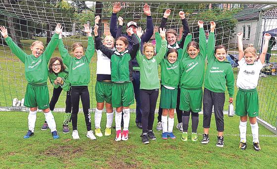 Die U11-Mädchen des TSV Grünwald konnten sich beim Girls-Day im Grünwalder Freizeitpark einen hervorragenden zweiten Platz sichern. Der Jubel war groß.	Foto: VA
