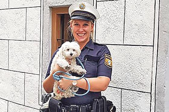 Der Hund (hier mit Polizeibeamtin) ist wieder wohlauf, der Besitzer war aber wenig einsichtig. 	Foto: Polizei