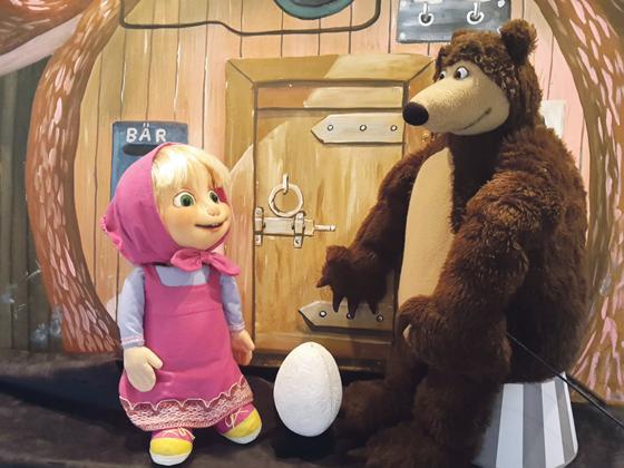 Figurentheater für Kinder: Die kleine Mascha lebt mit ihrem Freund, dem Bär im Wald.	Foto: Christian Sperlich