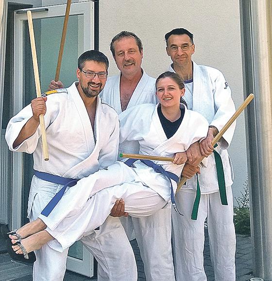 Florian Lugauer, Peter Fuchs, Hans-Dieter Maier und Klara Breyer stellen die Hanbu-Jutsuka des SV Lohhof dar. 	Foto Verein