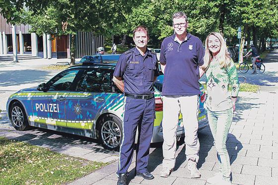 Peter Breitner begrüßte zwei neue Mitglieder der Sicherheitswacht: Klaus Erdelt und Silvia Faber. 	Foto: PI 13