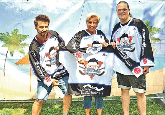(v.l.n.r.) Deniz Aksu, Petra Halbig und Sascha Möller mit den neuen Trikots der Hockeynerds. 	Foto: VA