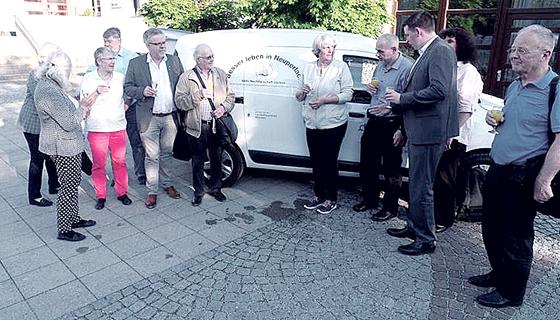 Das Nachbarschafts-Hilfe-Projekt »Besser leben in Neuperlach« freut sich über die Anschaffung des neuen Stadtteiltransporters. 	Foto: privat