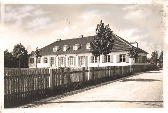 Die ehemalige evangelische Schule an der Schützenstraße in Erding um 1940; das Gebäude war bis Kriegsende ein Heim für die Hitlerjugend.	Foto: Sammlung Kurt Bösl, Bildarchiv Museum Erding