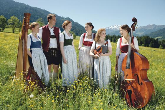 Die »4Klee Musig« und der »Afelder Dreigsang« aus Tirol zu Gast beim Volksmusikantenstammtisch. 	Foto: Otto Hartl