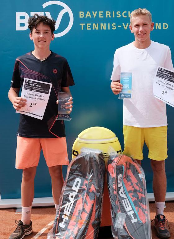 Die beiden Lokalmatadoren Max Rehberg (links) und Sven Lemstra (rechts) holen sich den Sieg im Doppel beim Jugend-ITF-Turnier in Aschheim.	Foto: btv