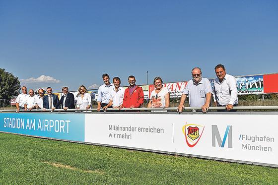 Sichtbarer Ausdruck der vertieften Partnerschaft zwischen dem VfB Hallbergmoos und der Flughafen München GmbH ist die neue Werbebande im »Stadion am Airport«.  	Foto: FMG