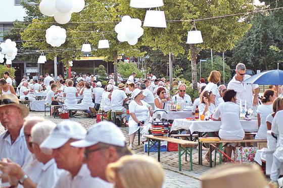 Nicht nur für Romantiker: Das fünfte weiße Lampionfest am Marktplatz in Neufahrn war ein voller Erfolg. 	Foto: Sonja Aigner