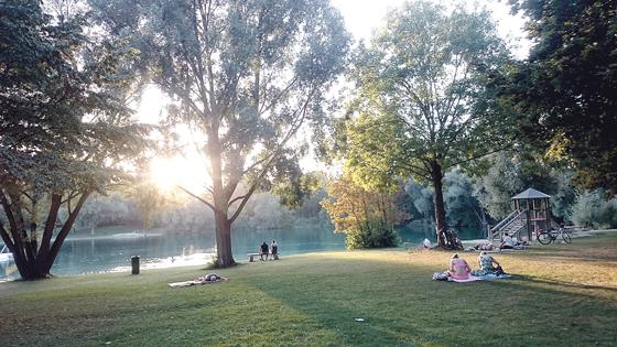 Einen lauen Sommerabend mit Freunden am See verbingen ist eines der schönsten Sommervergnügen. Im Landkreis kann man dies gleich an sieben Weihern tun.	Foto: Stefan Dohl