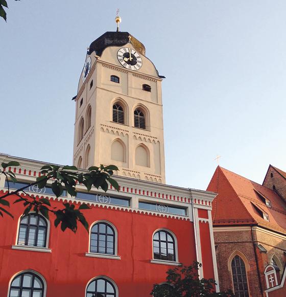 »Der Goldene Faden« führt auch zum Stadtturm in der Erdinger Altstadt.	Foto: Heike Kronseder