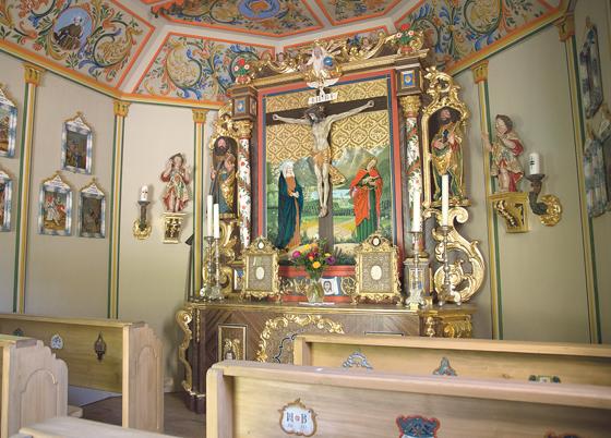 Der Altarraum der Kapelle ist im spätgotischen Stil der Christusfigur nachempfunden.	 Foto:  Markus Wasmeier Museum