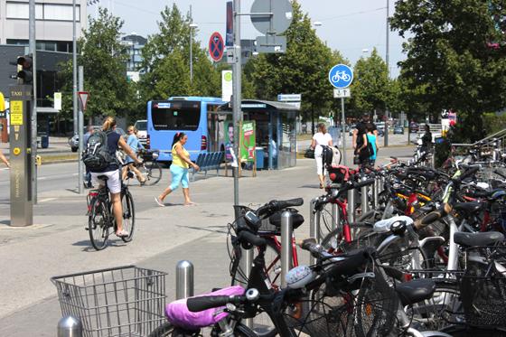 Die Münchner benutzen im Verhältnis immer öfter das Fahrrad. Auch der ÖPNV verzeichnet steigende Zahlen. Das Auto bleibt dagegen immer häufiger stehen.	Foto: cr