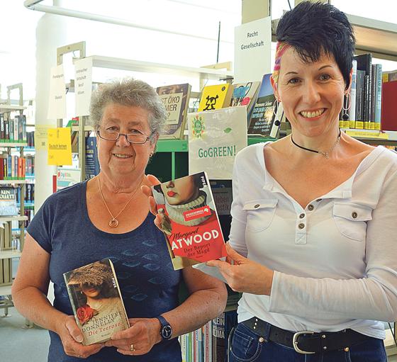 Büchereileitung Tanja Keller und Marianne Sendef haben für die Besucher der Gemeindebücherei tolle Tipps parat. 	Foto: VA
