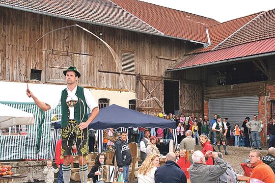 Die Irschenberger Goaßlschnoitza gehören zu den Attraktionen beim Laubhart-Hof-Fest.	Foto: VA