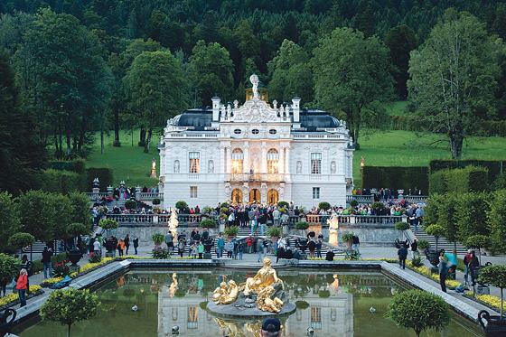 Am Samstag, 25. August, steht Schloss Linderhof ganz im Zeichen des 173. Geburtstags von Bayerns Märchenkönig Ludwig II von Bayern.	 Foto: Schlösserverwaltung