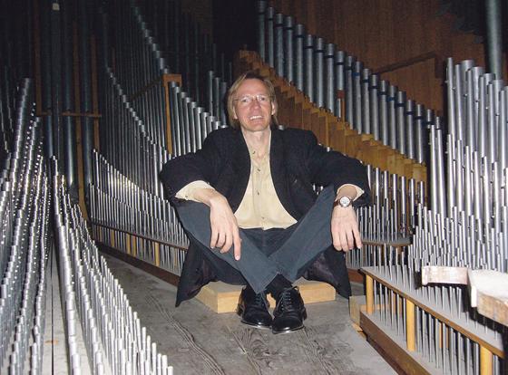 Organist Armin Becker überschreitet die Grenzen des klassischen Orgelkonzerts.	Foto: VA