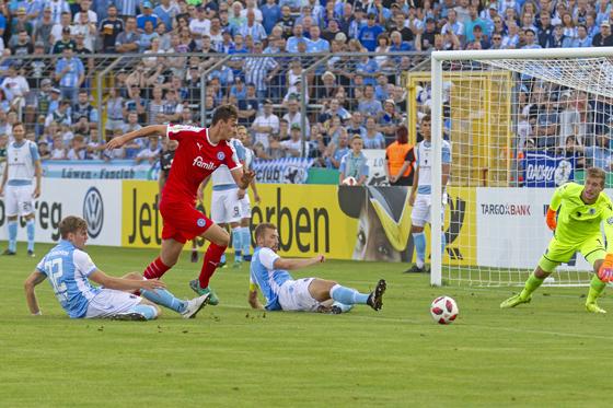 Glücklos: Die Löwen im DFB-Pokal gegen Holstein Kiel. Foto: Anne Wild