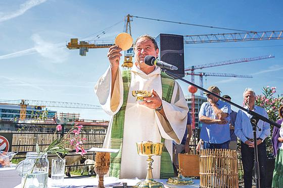 Pfarrer Rainer Maria Schießler zelebrierte auf dem Dach des WERK3 die Bergmesse.	Foto: Werksviertel Mitte