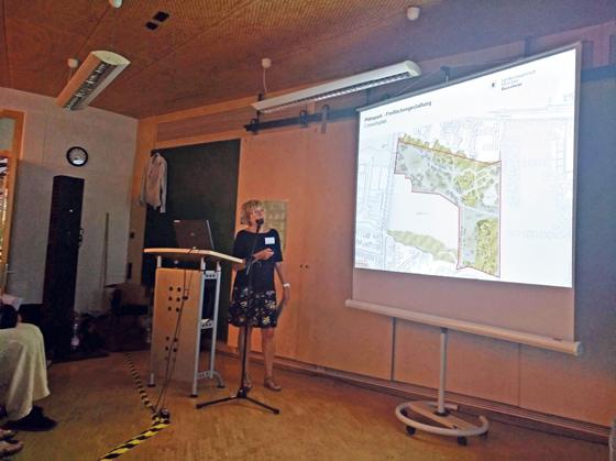 Gabriella Zaharias erläutert die Pläne ihres Landschaftsarchitekturbüros den Bogenhausern. Der 5,2 Hektar große Park soll ab Oktober gebaut werden.	Foto: ahi