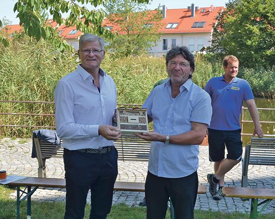 Helmut Sloim (ARGE Poing »Am Bergfeld«, links) und Poings Bürgermeister Albert Hingerl mit einem der Insektenhotels, die im Bergfeldpark verteilt werden.	Foto: Thomas Schächtl