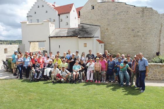 Die Reisegruppe vor dem Schloss Rosenburg, wo sie eine beeindruckende Greifvogelschau erleben durfte.	Foto: VA