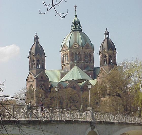 Ziel ist der Tour ist die Lukaskirche, die »links der Isar«, also im Lehel, liegt.	Foto: Wikimedia Commons, CC BY-SA 3.0