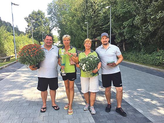 Der Wanderpokal bleibt beim TSV Ismaning  dank des Turniersiegs von Heinz Hußeck, Silvia Berger, Luise Schätz und Fabio Remmersperger (von links).	Foto: Verein