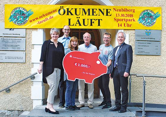 Geld für die gute Sache: Die Kreisparkasse in Neubiberg unterstützt »Ökumene läuft« heuer mit einem Betrag in Höhe von 1.000 Euro.	Foto: VA