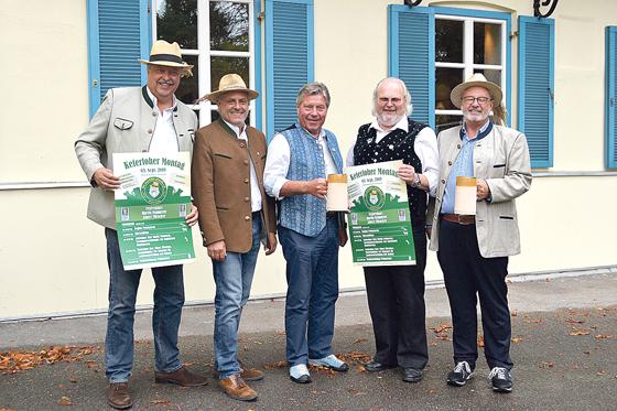 Albert Ostler, Anton Stürzer, Hans Loidl, Josef Hornburger und Charly Trautmann präsentieren das Programm des Keferloher Montags (von links nach rechts).	Foto: ar
