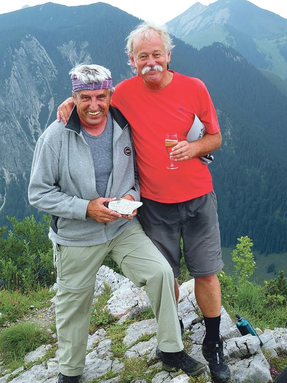 Bergkameraden die sich verstehen: Edi Kasper (li) und Hans Brenner. Hans gratuliert dem Edi mit Sekt zum Abschied auf seiner letzten Führungstour. 	Foto: Otto Hartl