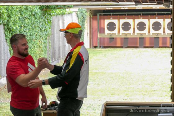 Aron Sauter (re.) gratuliert Oliver Geis zu einem tollen Wettkampf und dem Meistertitel mit der Schnellfeuerpistole.	Foto: DSB