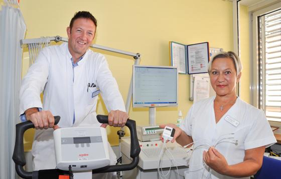 Auf dem modernsten Stand der Technik: Priv.-Doz. Dr. Martin Schmidt und Marina Matjanovski testen die neue Belastungs-EKG-Anlage.	Foto: KK