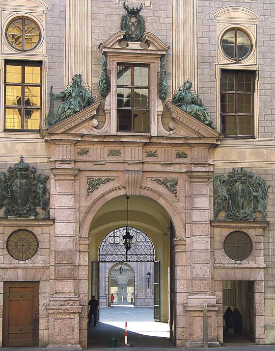 Eingang der Residenz. Dort befand sich einst der exotische Wintergarten Ludwig II.	Foto: A. Barnsteiner