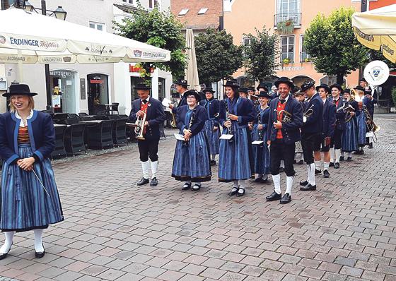 Ihren ersten Auftritt nach der Sommerpause absolvierte die Musikkapelle Poing in Erding. 	Foto: Musikkapelle Poing