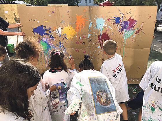 Action Painting beim »Spielplatz der Schwabinger« auf dem Corso Leopold. 	Foto: SPIELkultur