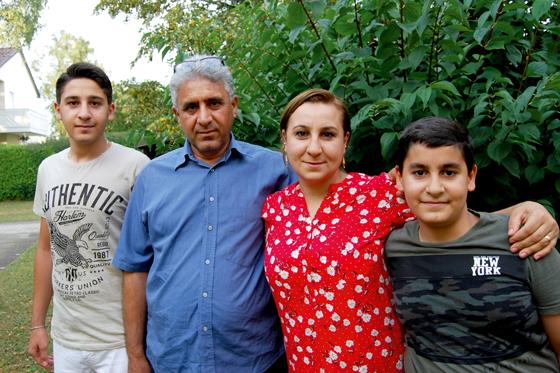 Die kurdische Familie aus Syrien  Vater Mohammad, Mutter Rawan und ihre Söhne Ahmed (l.) und Reschad  hat in Ottobrunn eine zweite Heimat gefunden.	Foto: privat