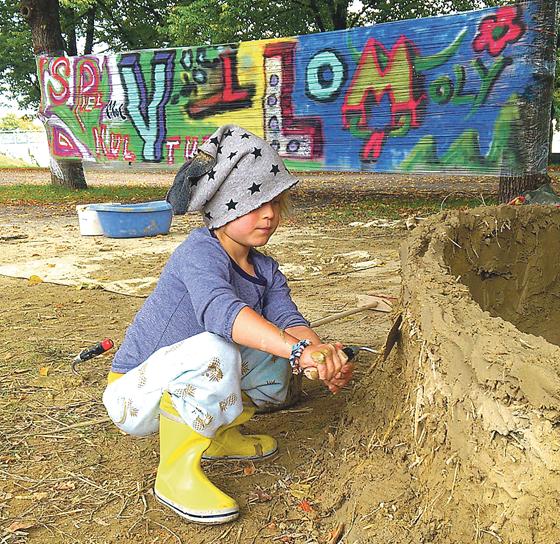 Nach Herzenslust mit und in der Natur spielen können Kids beim Naturspielraum in der Lasallestraße  Matschkleidung nicht vergessen. 	Foto: SPIELkultur