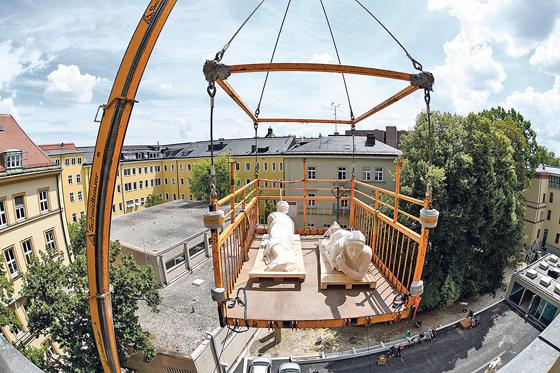 Bereits im Juli 2018 schwebten die Zeus-Giebelfiguren in den dritten Stock des sanierten Wilhelmsgymnasium ein. Am ersten Schultag ist Enthüllung.	Foto: Ref. für Bildung und Sport