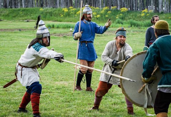Mit Schwert, Schild und Lanze gingen Krieger im Mittelalter zu Werke. Die Abteilung »Gelebte Geschichte« des AVE zeigt, wie das wirklich aussah.	Foto: VA