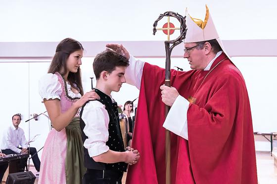Weihbischof Rupert Graf zu Stolberg spendete 66 Jugendlichen das Sakrament der Firmung.	Foto: privat